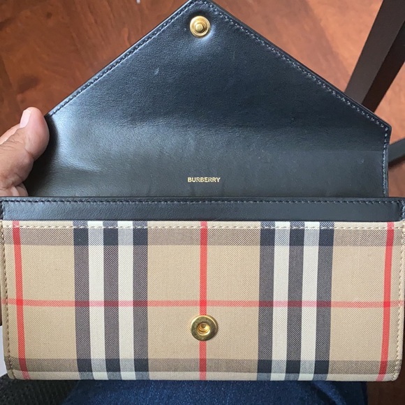 I no longer use the wallet. Basically new. - Picture 7 of 7